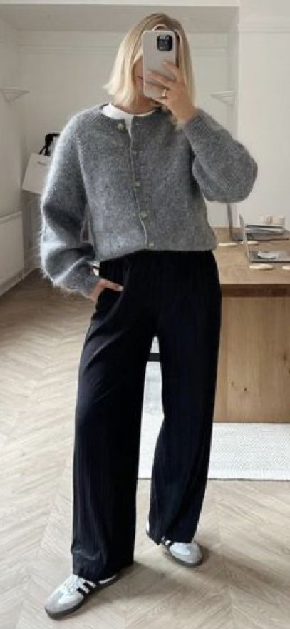 Street Style 2024 Winter Comfy Autumn Outfits Casual, Autumnal Outfits 2024, Dinner Outfits Autumn, Scandi Fall Style, Copenhagen Office Outfit, Simple Outfits Autumn, Winter Minimalist Outfit Cold Weather, Womens Autumn Outfits 2024, Winter Fashion Basics