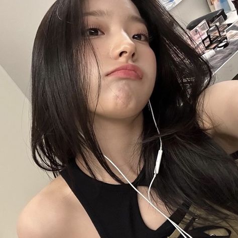 Saerom Fromis 9, Fromis 9 Icons, Ulzzang Korea, Somebody To Love, Beach Poses, I Love Girls, Look Alike, Girly Girl, بلاك بينك