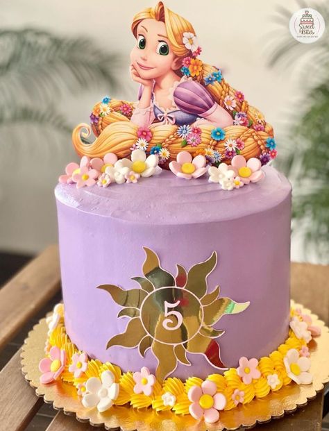 Diy Rapunzel Cake, Rapunzel Birthday Cake Simple, Tangled Theme Cake, Tangled Cake Rapunzel, Rapunzel Birthday Party Cake, Rapunzel Cake Ideas Simple, Pastel Rapunzel, Rapunzel Torte, Tangled Birthday Cake