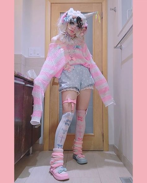 Kawaii Clown Outfit, Decora Outfits Pastel, Pastel Kidcore Clothes, Pink Clowncore Outfit, Pastel Clowncore Aesthetic, Pastel Kidcore Aesthetic Outfit, Kidcore Fashion Pastel, Pastel Clowncore Outfit, Soft Kidcore Outfits