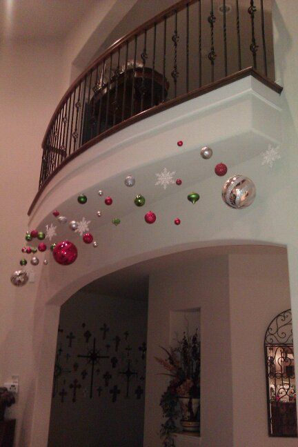 Fishing line and ornaments! Ideas Para Decorar En Navidad, Stair Railing Ideas, Christmas Stairs Decorations, Cozy Diy, Christmas Stairs, Christmas Staircase, Ideas Navidad, Railing Ideas, Christmas Tablescape