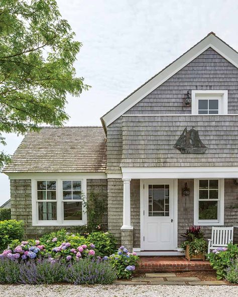 Nantucket Cottage Exterior, Nantucket Style Homes Exterior, Nantucket Exterior, Hidden Cottage, Vintage Cottage Style, Nantucket Style Homes, Nantucket Cottage, Cottage Journal, Cape Cod Cottage