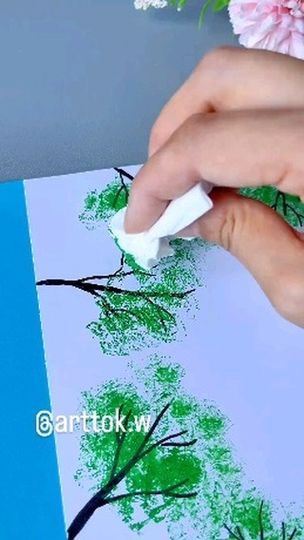 1.3K views · 20K reactions | Bora aprender uma técnica de pintura bem legal. O desenho ficou lindo 👩🏻‍🎨🎨🖌️ | Fabi Morais | arttok.w · Original audio Painting Flowers Tutorial, Painting Trees, Easy Art For Kids, Preschool Arts And Crafts, Easy Drawings For Kids, Aktivitas Montessori, Diy Crafts For Kids Easy, Art Activities For Kids, Lukisan Cat Air