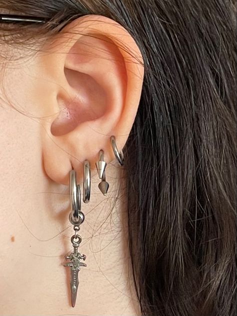 Ear Piercings Lobe Triple, Lope Piercings, Triple Lobe Piercing Ideas, 4 Lobe Piercings, Upper Lobe Earrings, Dagger Earring, Piercing Styling, Triple Lobe, Triple Lobe Piercing