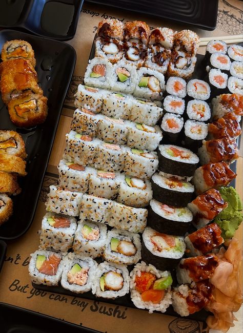 #sushi #food #aesthetic Japanese Sushi Aesthetic, Sushi Aesthetic, Healthy Sushi, Japanese Food Sushi, Aesthetic Foods, Sushi Plate, Japanese Sushi, Girl Dinner, Blue Wallpaper