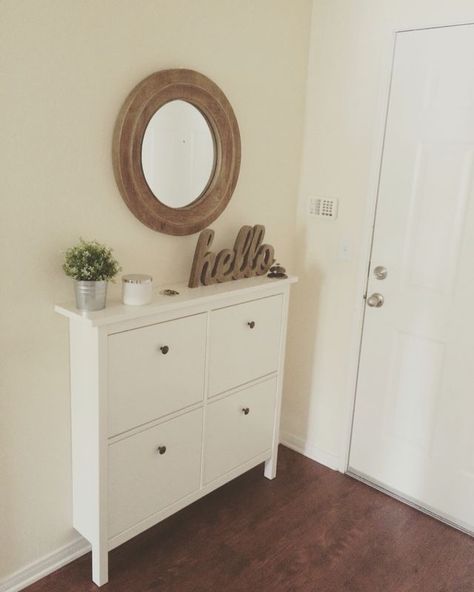 Aparador super compacto com espelho, decorando o hall de entrada ♥♥ Small Entryway Ideas Narrow Hallways, Small Apartment Entryway, Ikea Hemnes Shoe Cabinet, Narrow Sideboard, Interior Ikea, Vstupná Hala, Hallway Cabinet, Apartment Entryway, Ikea Living Room