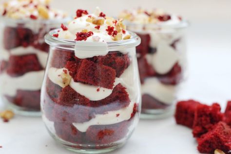 These Red Velvet Parfaits are pieces of red velvet cake layered with yummy homemade cream cheese icing topped with chopped walnuts. Cake With Vanilla Pudding, Red Velvet Trifle, Homemade Cream Cheese Icing, Velvet Desserts, Cake Trifle, Red Velvet Desserts, Cheesecake Trifle, Dessert Cups Recipes, Velvet Cheesecake