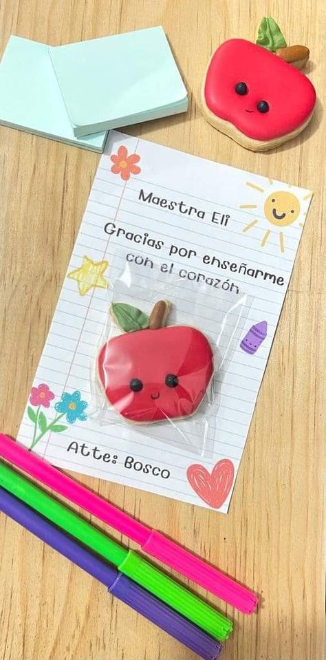 Teachers Day Cookies, Cookie Teacher Gift, Teacher Appreciation Cookies, Back To School Party, Staff Gifts, School Staff, Manualidades Diy, Teacher Appreciation Week, School Parties