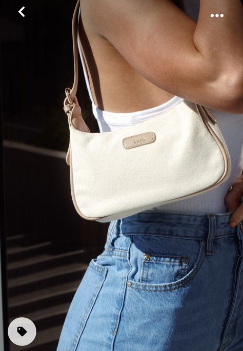 Small Purse Aesthetic, Small Purse Outfit, Shoulder Purse Outfit, Mini Shoulder Bag Outfit, Small Shoulder Bag Outfit, Beige Bag Outfit, Small Bag Outfit, Shoulder Bags Aesthetic, Aesthetic Purses