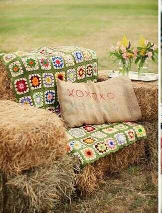 Photo booth hay bale seat! Or just for seating! Apple Centerpieces, Barn Backdrop, Wedding Outside, Seed Favors, Deco Champetre, Wedding Barn, Hay Bales, Fall Mini, Wedding Photography And Videography