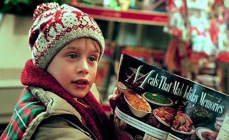 Someone find me this beanie stat Christmas Comedy Movies, Home Alone 1, Larry Wilcox, Kids Christmas Movies, Watch Home Alone, Mara Wilson, Home Alone 1990, Familia Addams, Santa Klaus