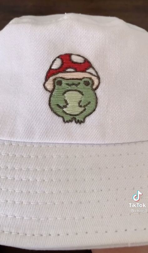 Frog And Mushroom Embroidery, Embroidered Frog Simple, Embroidery Patterns Aesthetic, Cute Frog Embroidery, Cute Small Embroidery Ideas, Embroidery Inspo Aesthetic, Aesthetic Embroidery Designs, Embroidery Patterns Easy, Kawaii Embroidery