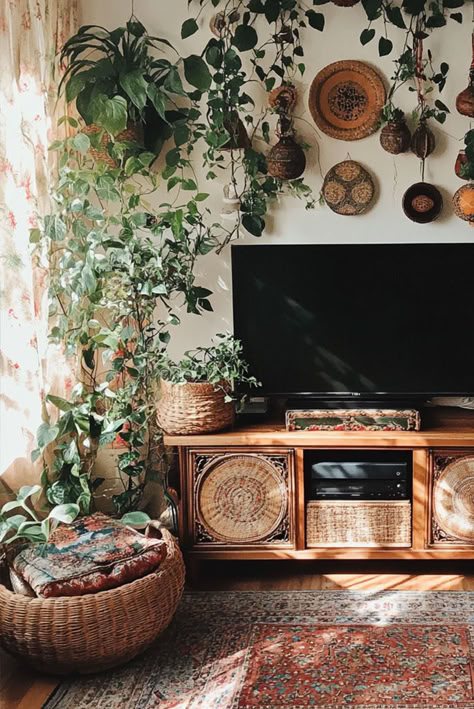 Inspiring decor ideas with indoor plants Boho Tv Stands Living Rooms Wall, Hanging Plants Indoor By Tv, Plants Tv Stand, Tv Console Plant Decor, Boho Basket Wall Around Tv, Plants Above Tv, Tv Area Ideas Living Room, Living Room With Plants, Mounted Tv Decor