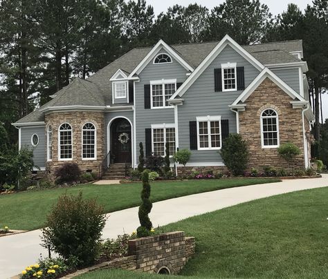 American Bloxburg House, American Suburban House Exterior, Brick Suburban House, Suburban Family Home Exterior, Suburban Home Exterior, Sherwin Williams Cityscape, American Suburban House, Bloxburg Suburban House, Suburban House Exterior