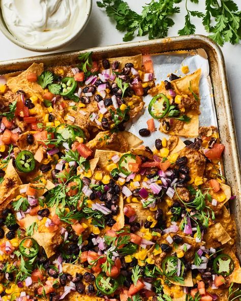 Nachos At Home, August Recipes, Nachos Recipe Beef, Lazy Dinner, Sheet Pan Nachos, How To Make Nachos, Pan Nachos, Easy Nachos, Empanada Recipe