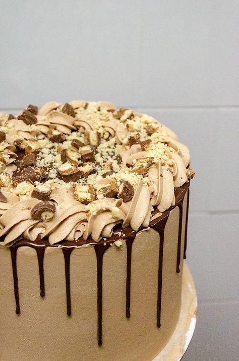 Twix Cake with Cake by Courtney — Orson Gygi Blog Twix Torte, Twix Cake, Cake Bday, Cake By Courtney, Twin Birthday Cakes, Layered Cakes, Cotton Cake, Birthday Cakes For Women, Cakes For Women