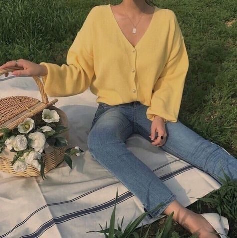 Realistic Outfits, Beige Blouse, Mode Chanel, Soft Girl Aesthetic, Yellow Outfit, Spring Fits, Tumblr Outfits, Photo Box, Dream Style