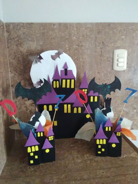 Decoración Hotel Transilvania. Hotel Transylvania Trunk Or Treat, Festa Hotel Transylvania, Hotel Transylvania Birthday, Hotel Transylvania Party, Halloween Party Drinks, Hotel Party, Manualidades Halloween, Hotel Transylvania, Trunk Or Treat