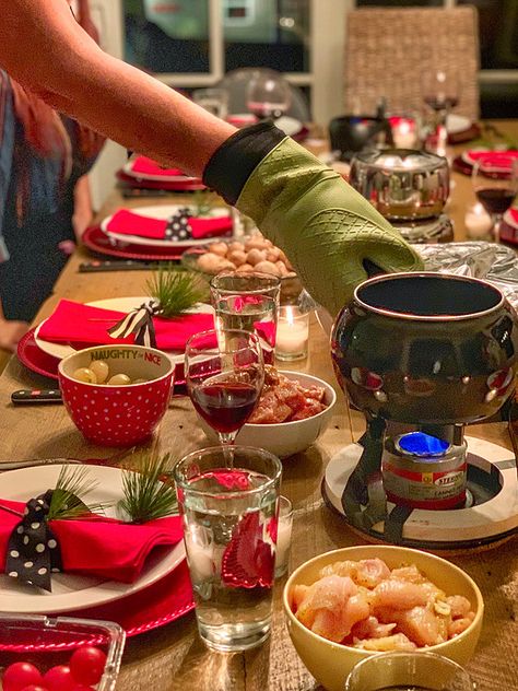 Fondue Set Up Ideas, Holiday Fondue, Fondue Table Setting Ideas, Hot Pot Dinner Party, Fondue Christmas Party, Christmas Fondue Ideas, Fondue Party Table Setting, Fondue Christmas Dinner, Christmas Fondue Party Ideas