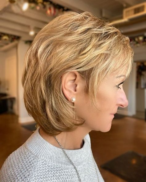 Chin-Length Layered Honey Blonde Hairstyle Short Strawberry Blonde, Short Strawberry Blonde Hair, Shaggy Hairstyles For Fine Hair, Beige Blonde Hair Color, Mocha Color Hair, Medium Shaggy Hairstyles, Curly Shag Haircut, Shaggy Hairstyles, Mocha Hair