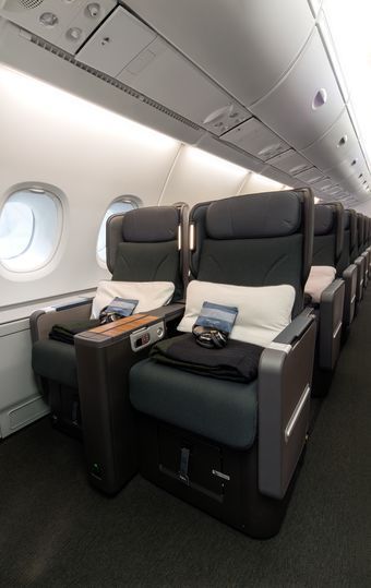 Qantas refurbished Airbus A380 new first class business class lounges - Executive Traveller 1st Class Airplane Seats, Airplane Seat Aesthetic, Airport Lounge Aesthetic, Flight Seat, Airplane Hacks, First Class Plane, Plane Hacks, Lounge Aesthetic, First Class Flight