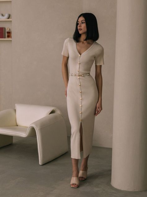 Fitted Midi Dress Casual, Office Midi Dress, Knitted Dresses Outfit, Vintage Fitted Dress, Creme Dress Outfit Classy, Elegant Dress Outfits For Women, Feminine Office Wear, Italian Woman Fashion, 90s Luxury Fashion