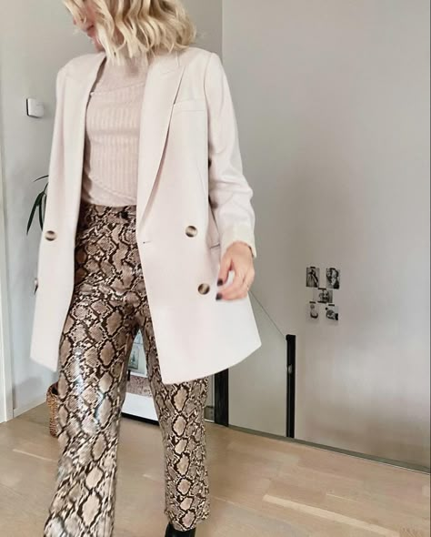 Python Pants Outfit, Snake Print Trousers Outfit, Snakeskin Pants Outfit, Snake Print Pants Outfit, Snake Pants Outfit, Printed Trousers Outfit, Snake Print Outfit, Snake Skin Pants, Trousers Street Style