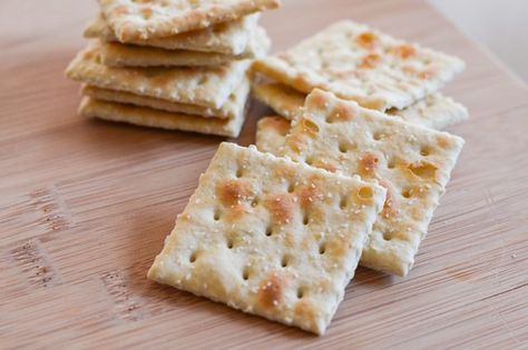 Substitute saltine crackers for bread crumbs to make delicious, pan-fried or baked breaded chicken. By crushing the crackers into fine crumbs and adding sp Food For Nausea, Food When Sick, Upset Stomach Food, White Gravy Recipe, Baked Breaded Chicken, Brat Diet, Saltine Cracker, Cracker Chicken, Soda Crackers