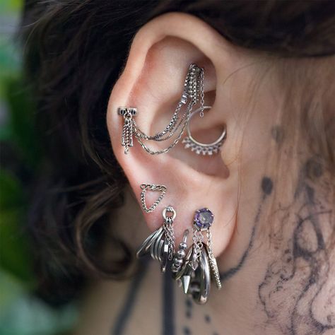 This exquisite chain end showcases a sleek horizontal design with a cascading curb chain. Ideal for a variety of ear placements or as a complementary piece to your growing assortment of chain-inspired accessories. Unique Ear Piercing Placement, Viking Piercings, High Lobe Ear Piercing, Industrial Piercing Alternative, Cool Ear Piercings Punk, Ear Styling Silver, Fully Pierced Ears, Goth Ear Piercings, Piercing Set Up