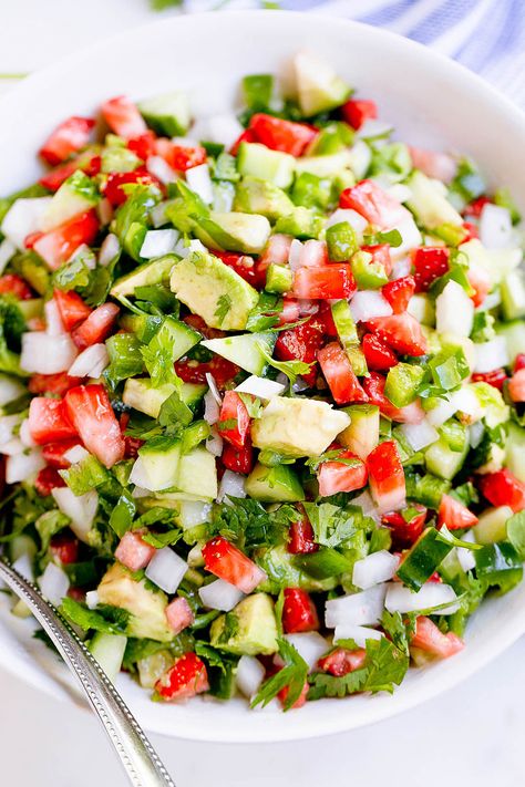 Cucumber Avocado Salsa with Strawberries - #salsa #recipe #eatwell101 - This delicious salsa recipe is perfect for your BBQs, meal preps or protein bowls. Enjoy! - #recipe by #eatwell101 Cucumber Avocado Salsa, Easter Side Dishes Recipes, Salads Ideas, Best Salsa Recipe, Dinners Ideas, Picnic Side Dishes, Light Lunches, Easy Potluck, Vegetable Salads