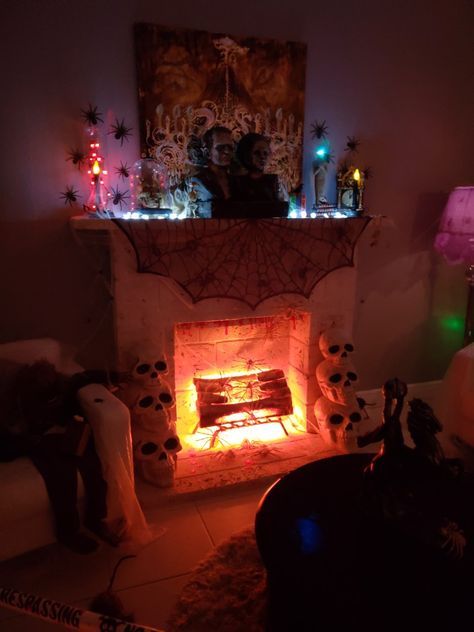 Halloween Dungeon, Horror Living Room, Fireplace Mantel Decorating Ideas, Decoracion Halloween, Indoor Halloween Decorations, Halloween Mantel Decor, Mantel Decorating Ideas, Halloween Fireplace, Pumpkins And Leaves