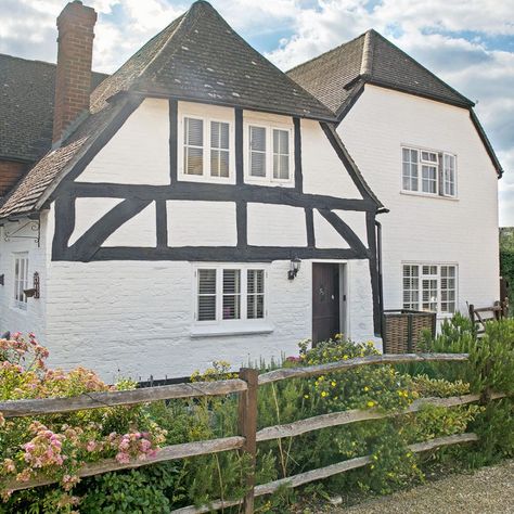 Step inside this Grade-II listed tudor farmhouse | Ideal Home Tudor Revival House Exterior, Tudor Style Homes Plans, Tudor Cottage Interior, Modern English Tudor, Tudor Farmhouse, Modern Decorating Ideas, Tudor Decor, Tudor House Exterior, English Homes