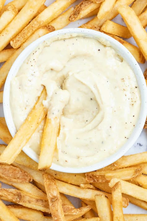 Ultra rich and creamy, this blended roasted garlic aioli will be your new favorite homemade condiment. Made with roasted garlic, dijon, parmesan, and a splash of lemon juice makes it perfect on top of your favorite sandwich or burger and great to dunk french fries into. #aiolirecipe #condiment #roastedgarlic #homemadeaioli #homemadesauce #homemademayo Lemon Garlic Aioli, Garlic Aioli Recipe, Baked Pita Chips, Homemade Aioli, Roasted Garlic Aioli, Alfredo Sauce Recipe Homemade, Salad Jar Recipe, Parsnip Puree, Mason Jar Salad Recipes