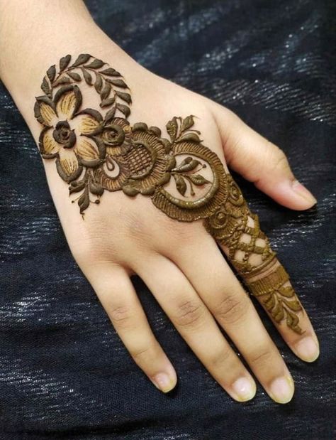 Best Mehndi Designs Back Hand, Small Baby Mehndi Design, Khafif Mehndi Designs Simple, Design Inai Simple, Small Kids Mehndi Designs, Inai Simple, Design Inai, Henna Tattoos Simple, Small Henna Tattoos