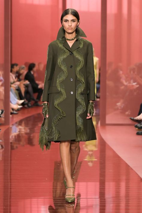 Gucci Spring 2025 Ready-To-Wear Collection [PHOTOS] Gucci Runway, Julia Garner, Gucci Spring, Debbie Harry, Kirsten Dunst, Tailored Jacket, Winter Fashion Outfits, Modern Fashion, Fashion Week Spring