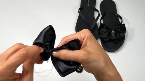 This is a guide to making plain flip-flops look expensive. Learn how to make embellished flip-flops with this simple step-by-step tutorial. Fix Flip Flops, Dressy Flip Flops, Decorating Flip Flops, Flip Flop Wreaths, Bow Flip Flops, Embellishment Diy, Look Expensive, Black Flip Flops, Diy Bow