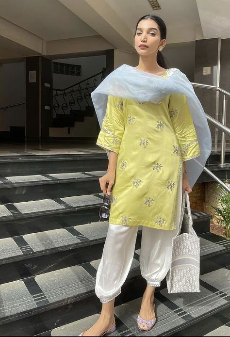 Pakistani Suits Casual Winter, Pakistani Suit, Pakistani Fashion Casual, Stylish Short Dresses, Casual Indian Fashion, Desi Fashion Casual, Pakistani Dresses Casual, Pakistani Fashion Party Wear, Salwar Kamiz