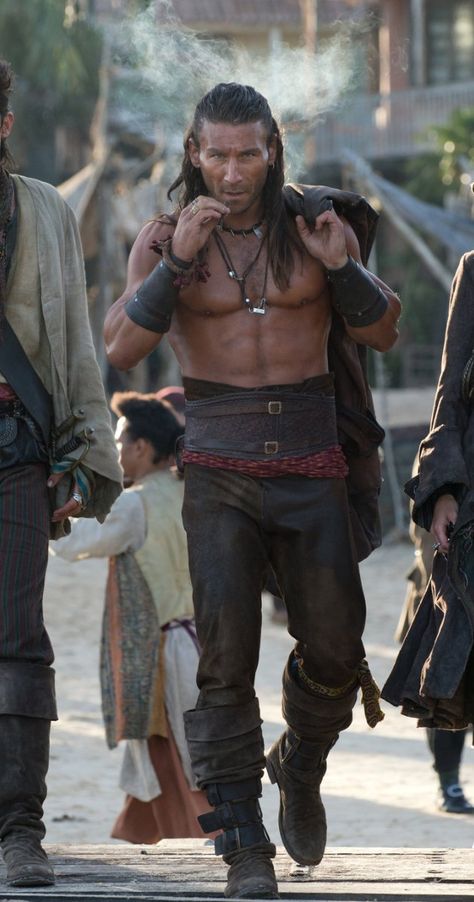 Black Sails: Captain Vane. Can you understand my newest addiction? Charles Vane, Pirate Style, Pirate Costumes, Black Life, Black Sails, Pirate Life, Greek Fashion, Treasure Island, 인물 사진