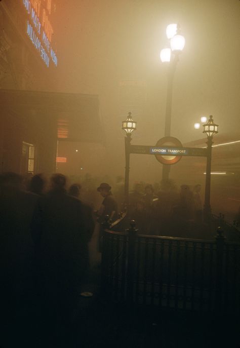 Within 5 days in 1952, London smog killed 4,000 people London History, Piccadilly Circus, London Transport, Street Lights, London Town, Old London, London Photos, The Fog, Vintage London