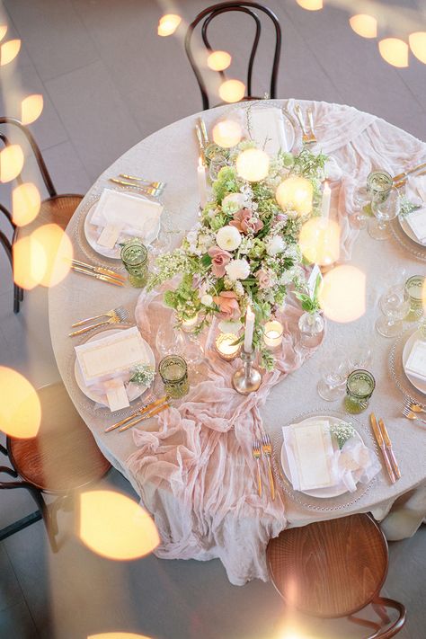 spring-garden-wedding-in-moscow-48 ⋆ Ruffled Round Table Settings, Wedding Reception Tablescapes, Round Wedding Tables, Round Table Decor, Spring Garden Wedding, Decoration Evenementielle, Reception Tablescapes, Tafel Decor, Garden Wedding Decorations