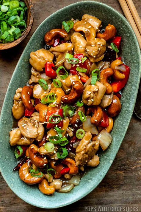 This cashew chicken features crunchy cashews and perfectly cooked chicken in a savory sauce that tastes just like takeout! Pad Med Mamuang, Asian Chicken Recipes Easy, Easy Cashew Chicken, Cashew Chicken Sauce, Thai Cashew Chicken, Chicken Cashew Stir Fry, Cashew Recipes, Cashew Chicken Recipe, Spicy Cashews