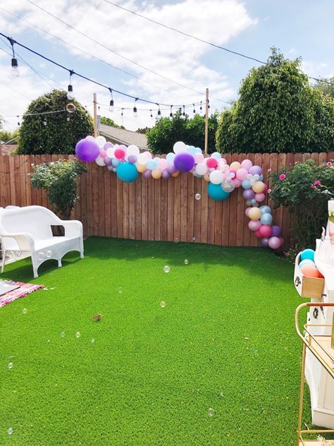 Bubbles and Balloons Birthday Party – Jan's Spring Outdoor Birthday Party Balloons, Fence Party Decorations, Balloon Garland Backyard Fence, Backyard Balloon Arch, Outdoor Balloon Decorations Backyards, Balloon Garland On Fence, Fence Balloon Decor, Balloons On Fence Party Ideas, Porch Birthday Decorations