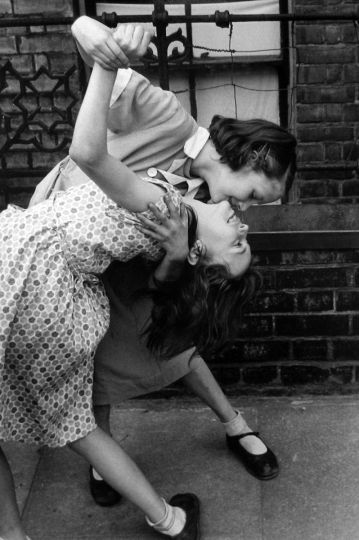 Vintage Lesbian, Woman Loving Woman, Robert Doisneau, Lesbian Art, People Dancing, Foto Vintage, Couple Dancing, Jolie Photo, Pose Reference Photo