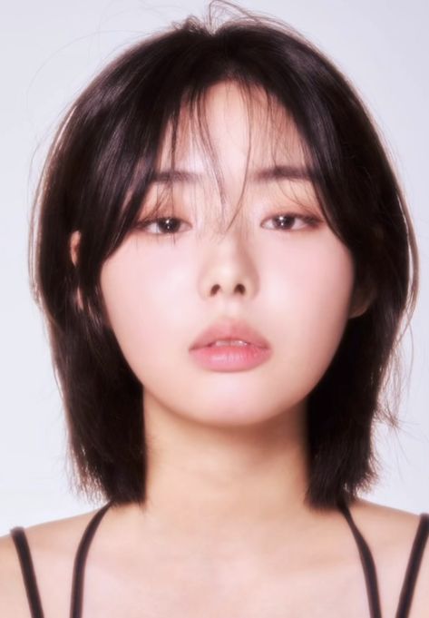 Few Bangs Haircut, Short Asian Women Haircut, Asians With Short Hair, Hush Cut Short Hair With Bangs, Straight Short Hair Round Face, Soft Himecut, Short Layered Haircuts Asian, Short Hair For Wide Faces, Jawline Length Hair