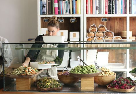 Healthy Lunch Restaurant, Salad Display, Small Street Food Shop Design, Food Display Counter, Salad Food Truck, Cafe Food Display, Healthy Cafe Design, Gourmet Food Store Display, Deli Display