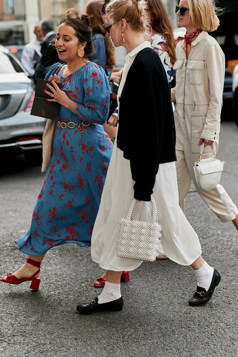 The Latest Street Style From London Fashion Week | Who What Wear London Fashion Week Street Style, Top Street Style, Street Style Blog, Scandinavian Fashion, London Street Style, Looks Street Style, Spring Street Style, Cute Fall Outfits, Elizabeth Taylor