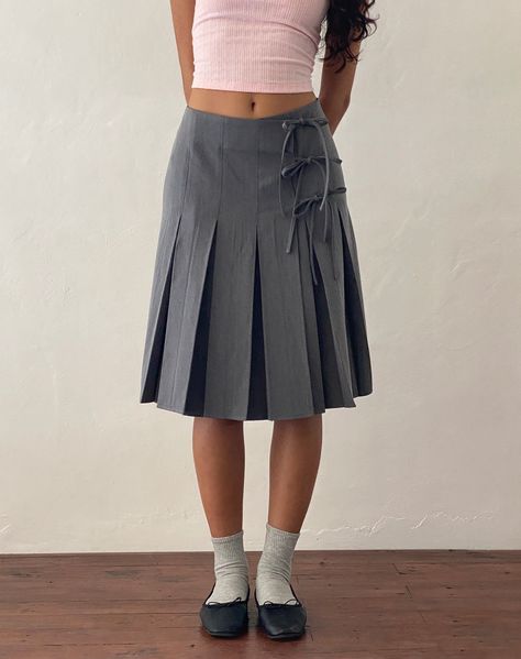 Grey Pleated Midi Skirt Outfit, Skirt School, Flared Midi Skirt, Grey Pleated Skirt, Pleated Skirt Outfit, Style Moodboard, Midi Skirt Outfit, Midi Flare Skirt, Bandeau Dress