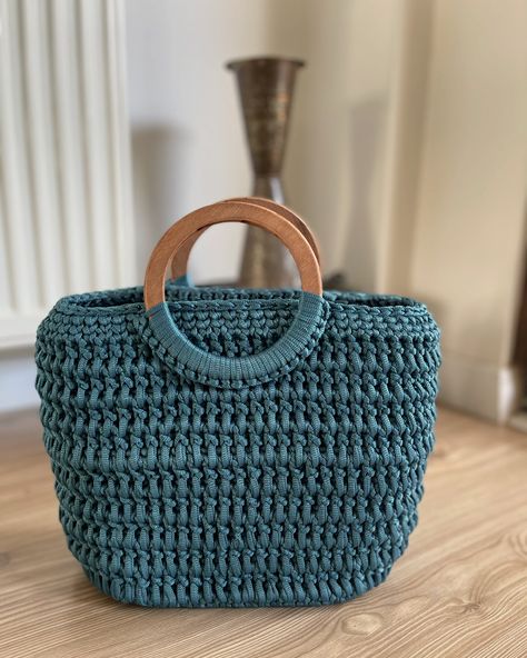 Wooden handle bag #handlebag #woodenhandle #bag #crochetbag #knittingbag #tutorial Easy Crochet Bag, Bridal Party Totes, Crochet Purse Pattern Free, Elegant Crochet, Crochet Purse Patterns, Bags Tutorial, Crochet Bag Pattern, Diy Pattern, Crochet Bags