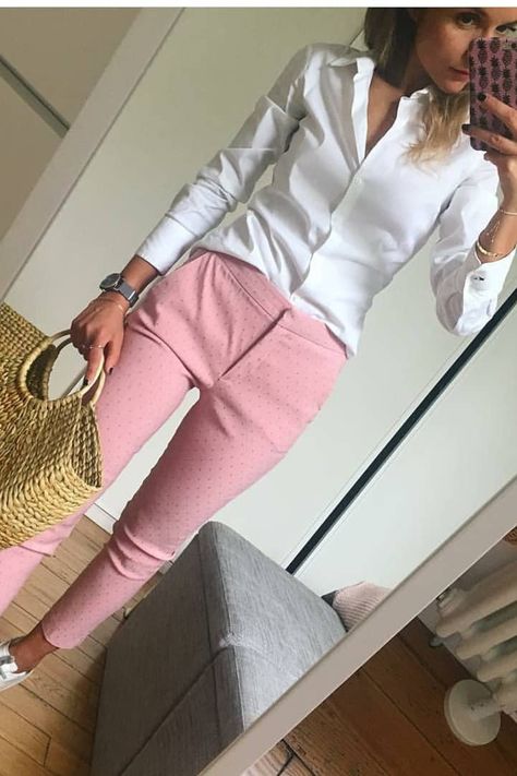 Have you seen this combination again? new cozy arrivals now #shopable ! credits: unknown👑 Pink Monday, Office Casual Outfit, Outfits Verano, Pink Pants, Casual Work Outfits, Looks Chic, Pink Outfits, Work Outfits Women, Professional Outfits