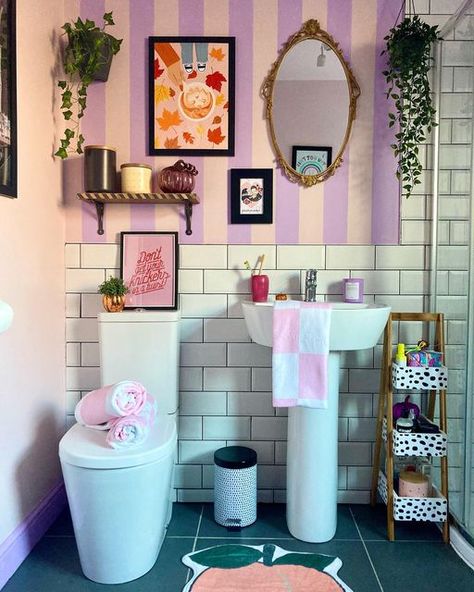 Colorful Small Bathroom, Funky Bathroom Ideas, Funky Bathroom, Colourful Bathroom, Quirky Bathroom, Colorful Apartment, Washroom Decor, Eclectic Bathroom, Bathroom Design Trends